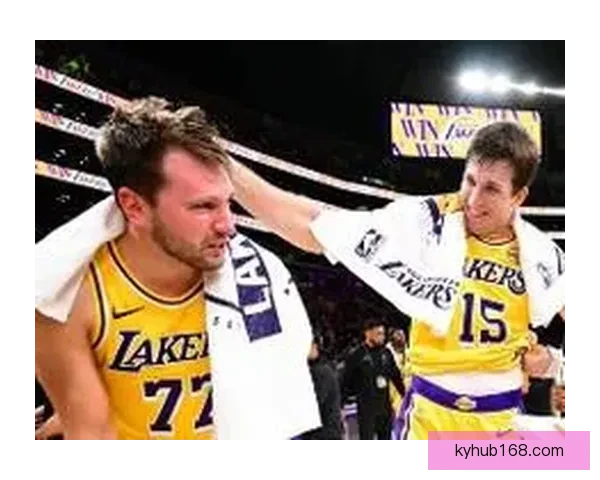 范德比尔特调侃东契奇穿衣走秀 逼穿自家球衣戴金链展现时尚感